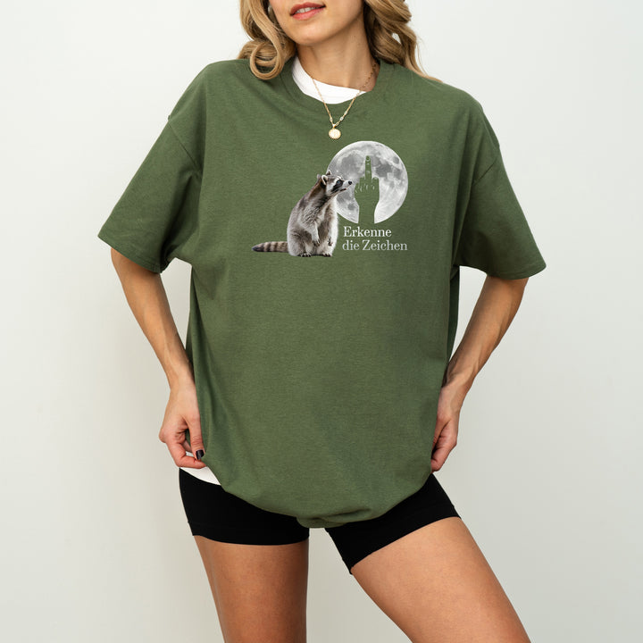 Erkenne die Zeichen Waschbär T-Shirt – Lustiges Shirt mit Waschbär-Motiv-FaceeCo