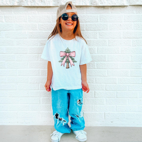 Festliches Kinder T-Shirt | Weihnachtsbaum mit rosa Coquette Schleife-FaceeCo