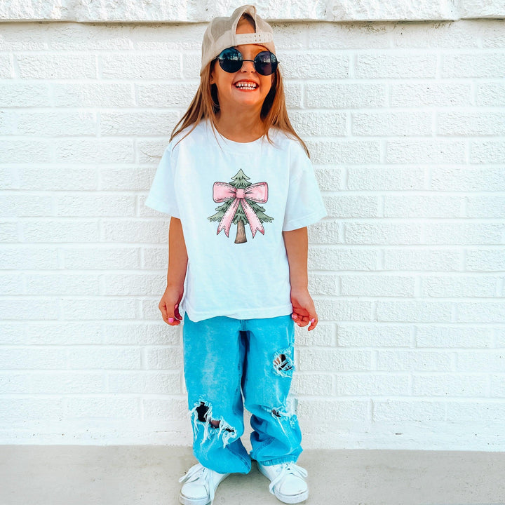 Festliches Kinder T-Shirt | Weihnachtsbaum mit rosa Coquette Schleife-FaceeCo