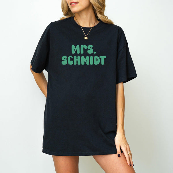 T-Shirt im groovigen Stil – personalisiert mit 'Mrs.'-FaceeCo