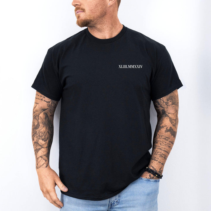 Minimalistisches T-Shirt mit Hochzeitsdatum in römischen Zahlen – personalisierbar-FaceeCo