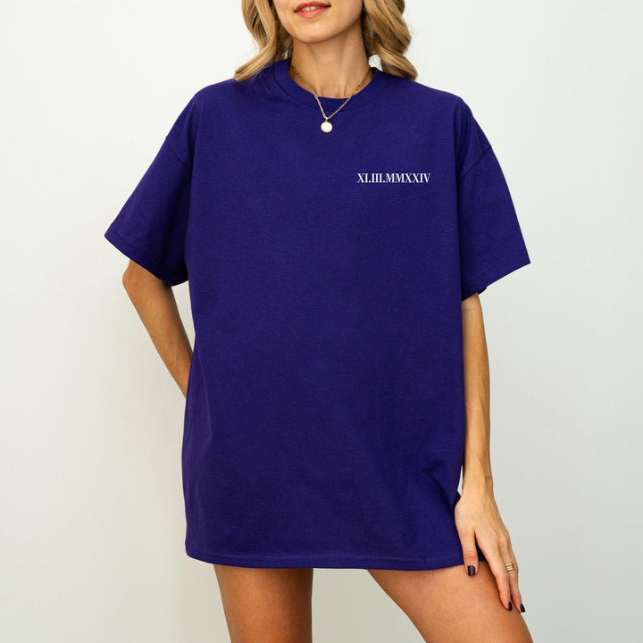 Minimalistisches T-Shirt mit Hochzeitsdatum in römischen Zahlen – personalisierbar-FaceeCo