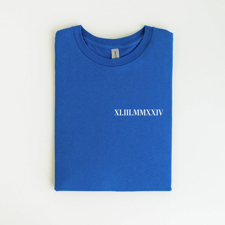 Minimalistisches T-Shirt mit Hochzeitsdatum in römischen Zahlen – personalisierbar-FaceeCo
