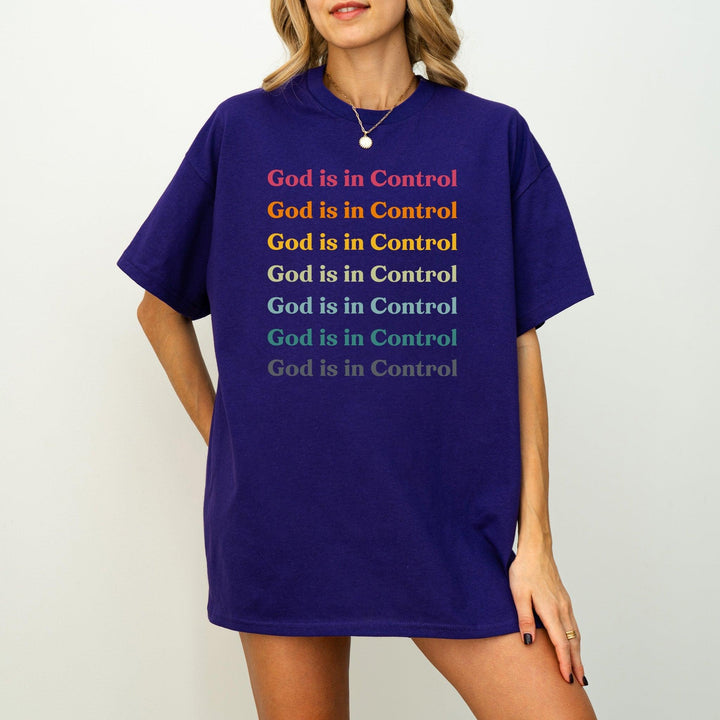 Minimalistisches "God is in Control" T-Shirt | Trendiges Glaube-Unisex-Shirt-FaceeCo