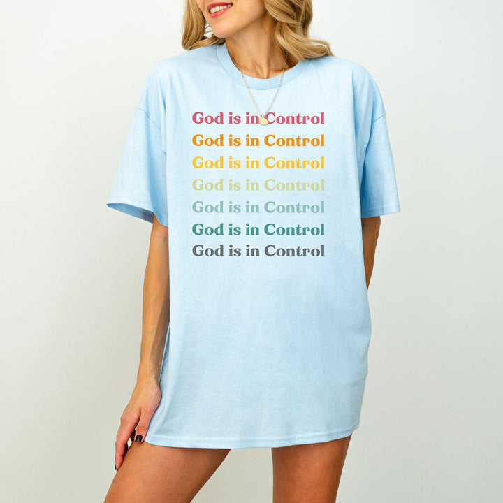 Minimalistisches "God is in Control" T-Shirt | Trendiges Glaube-Unisex-Shirt-FaceeCo