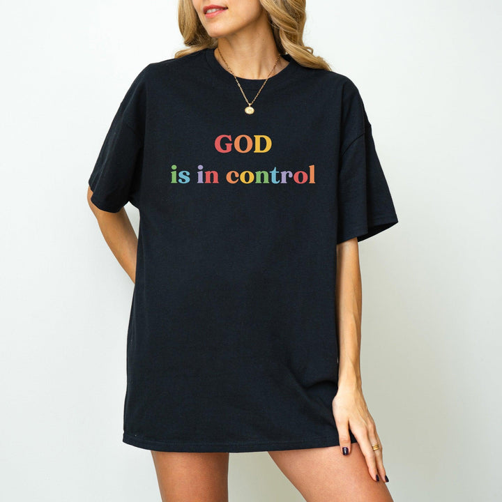 Minimalistisches "God Is In Control" T-Shirt | Trendiges Glaubens-Shirt | Unisex-Oversized-Shirt-FaceeCo