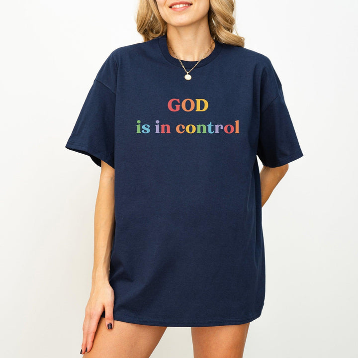 Minimalistisches "God Is In Control" T-Shirt | Trendiges Glaubens-Shirt | Unisex-Oversized-Shirt-FaceeCo