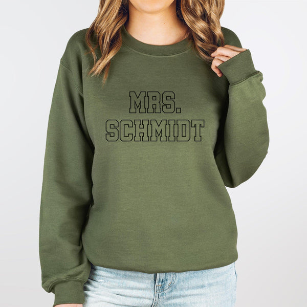 "Mrs..." Uni-Schriftart Pullover | Personalisiertes Braut Sweatshirt-FaceeCo