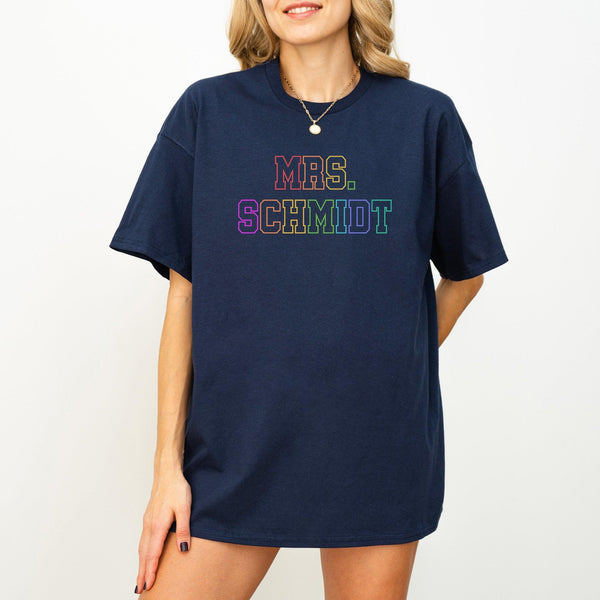 Personalisierte Regenbogen "Mrs. Nachname"-Shirts | Verlobung, Hochzeit & Junggesellenabschied-FaceeCo