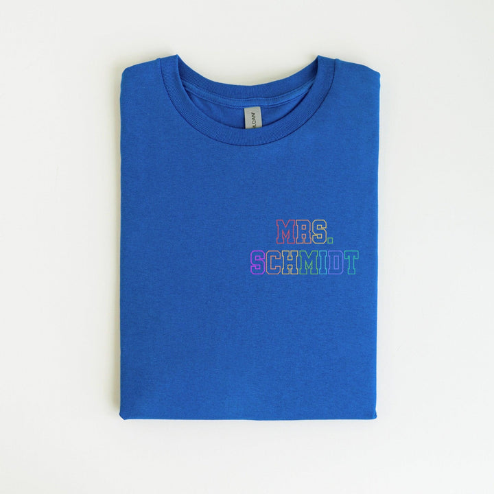 Personalisiertes Braut T-Shirt | In Regenbogenfarben klein-FaceeCo
