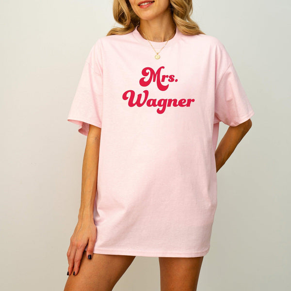 Retro Braut T-Shirt 'Mrs.' – individuell mit Namen-FaceeCo