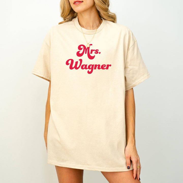 Retro Braut T-Shirt 'Mrs.' – individuell mit Namen-FaceeCo