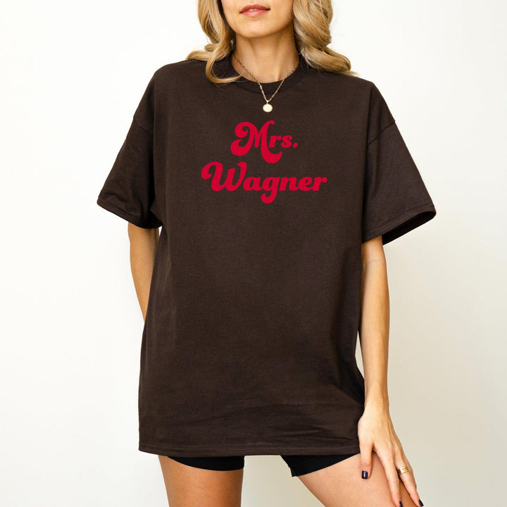 Retro Braut T-Shirt 'Mrs.' – individuell mit Namen-FaceeCo