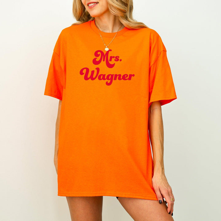 Retro Braut T-Shirt 'Mrs.' – individuell mit Namen-FaceeCo