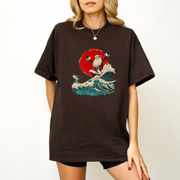 Santa beim Wellenreiten-Shirt | Surfender Santa im japanischen Sonnenuntergang-FaceeCo