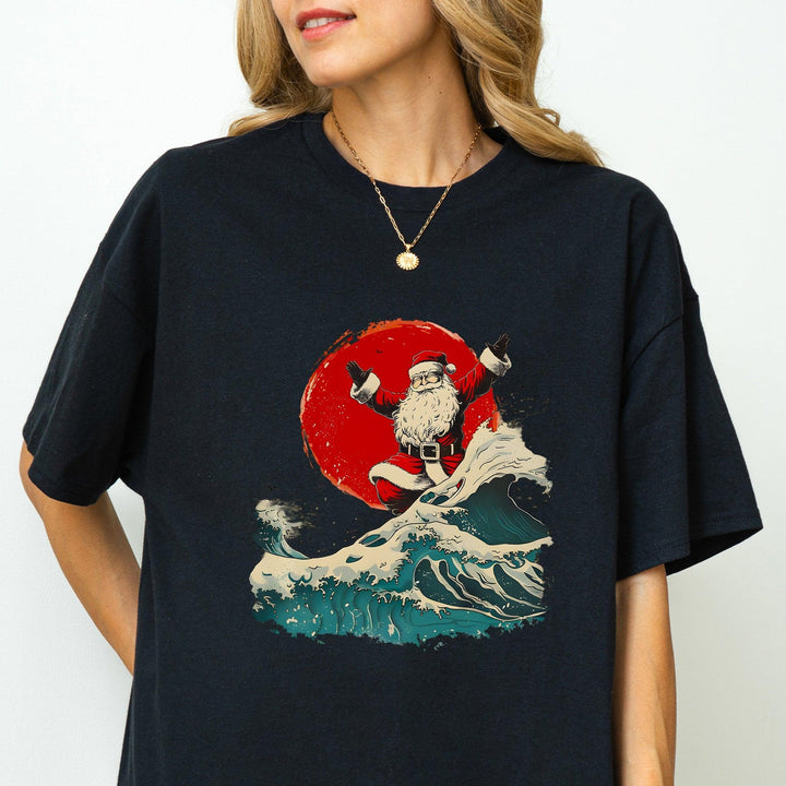 Santa beim Wellenreiten-Shirt | Surfender Santa im japanischen Sonnenuntergang-FaceeCo