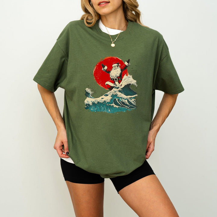 Santa beim Wellenreiten-Shirt | Surfender Santa im japanischen Sonnenuntergang-FaceeCo