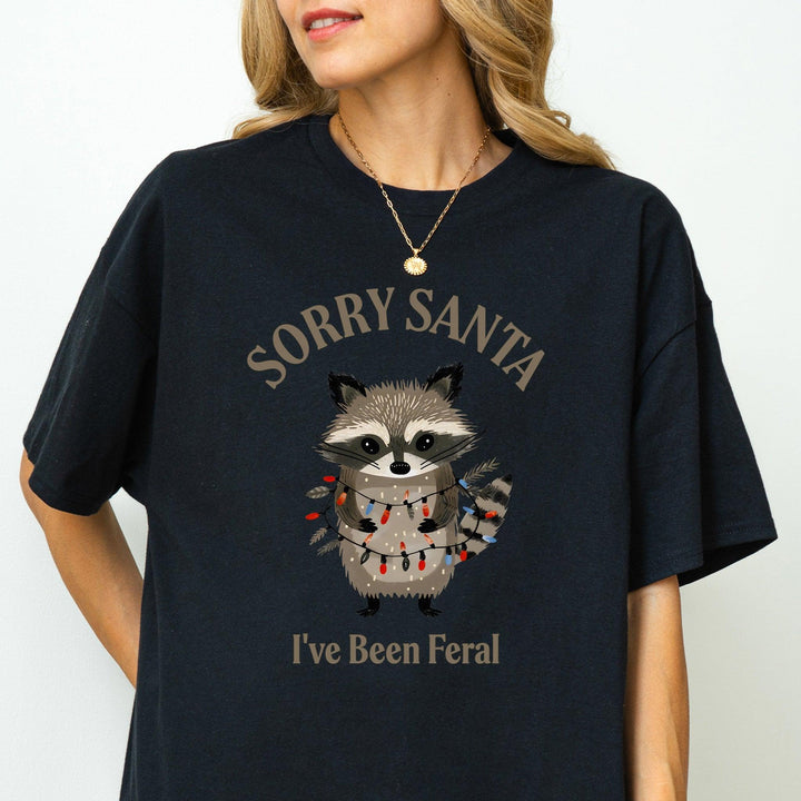 "SORRY SANTA I've Been Feral" T-Shirt | Weihnachtswaschbär-Shirt-FaceeCo
