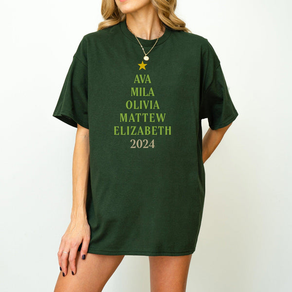 T-Shirt mit Weihnachtsbaum-Motiv aus Namen | Personalisierbares Geschenk-FaceeCo