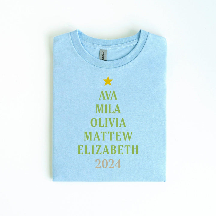 T-Shirt mit Weihnachtsbaum-Motiv aus Namen | Personalisierbares Geschenk-FaceeCo