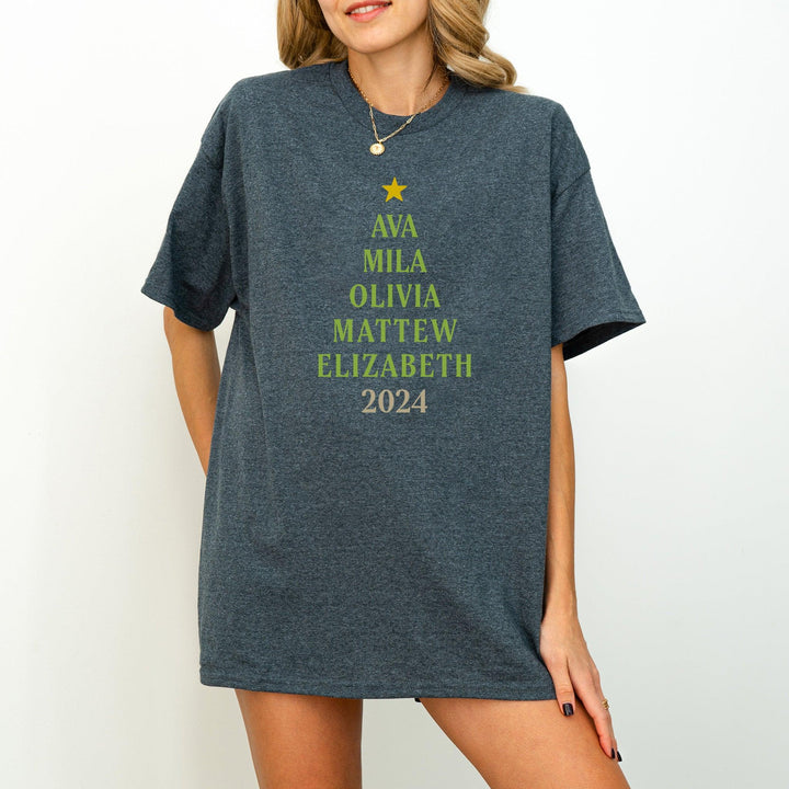 T-Shirt mit Weihnachtsbaum-Motiv aus Namen | Personalisierbares Geschenk-FaceeCo