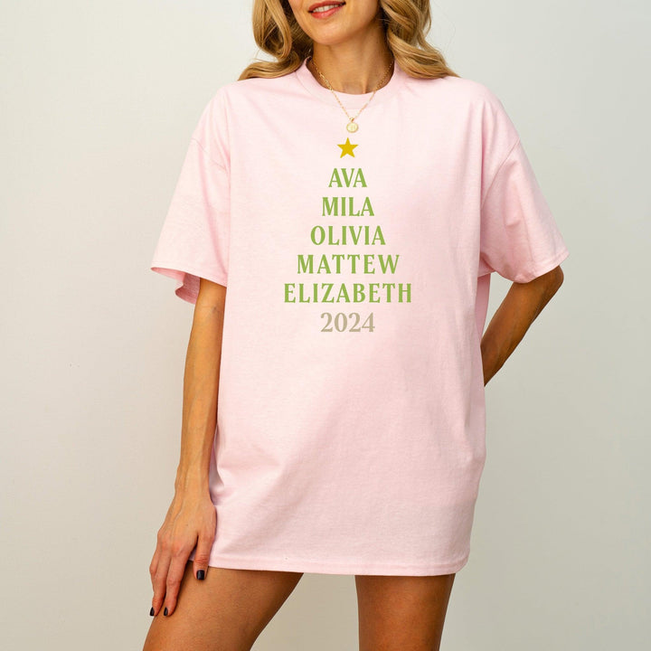 T-Shirt mit Weihnachtsbaum-Motiv aus Namen | Personalisierbares Geschenk-FaceeCo