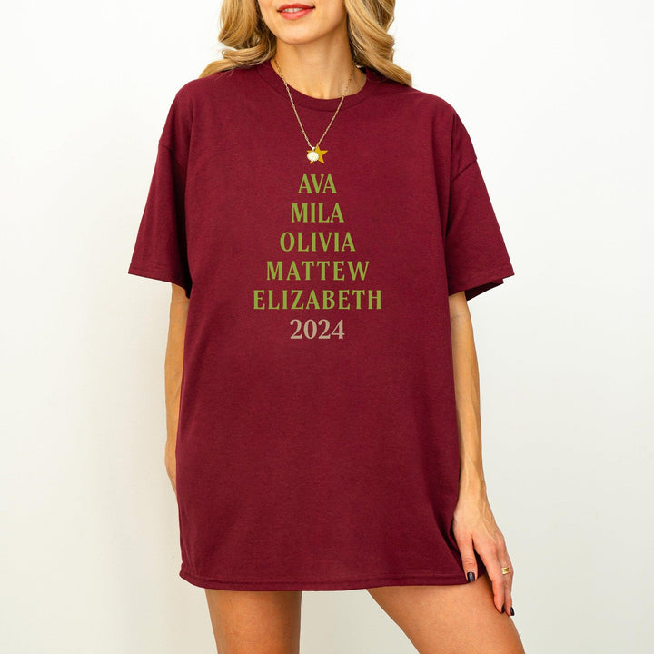 T-Shirt mit Weihnachtsbaum-Motiv aus Namen | Personalisierbares Geschenk-FaceeCo