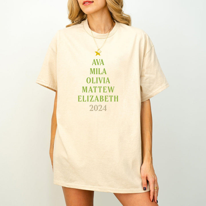 T-Shirt mit Weihnachtsbaum-Motiv aus Namen | Personalisierbares Geschenk-FaceeCo