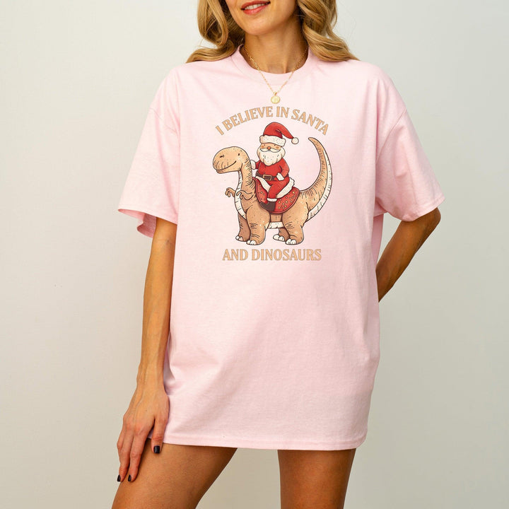 Unisex Baumwoll-T-Shirt "I Believe In Santa & Dinosaurs" | Lustiges Weihnachtsmann reitet auf Dino-Shirt-FaceeCo
